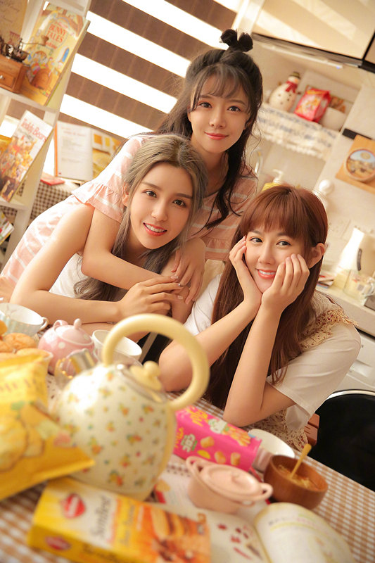 LOL解说小苍微博晒照，与骆歆Rita同框比美，网友：苍姐确实老了