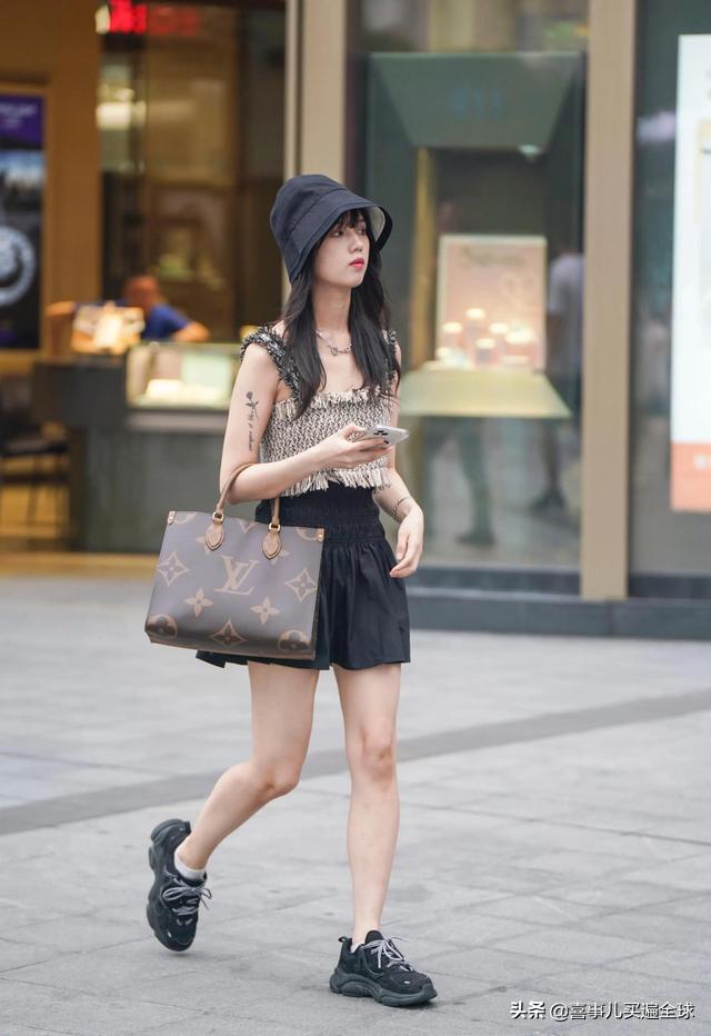 时尚科普lv手袋背后的故事 (lv老花黑配皮双肩包)