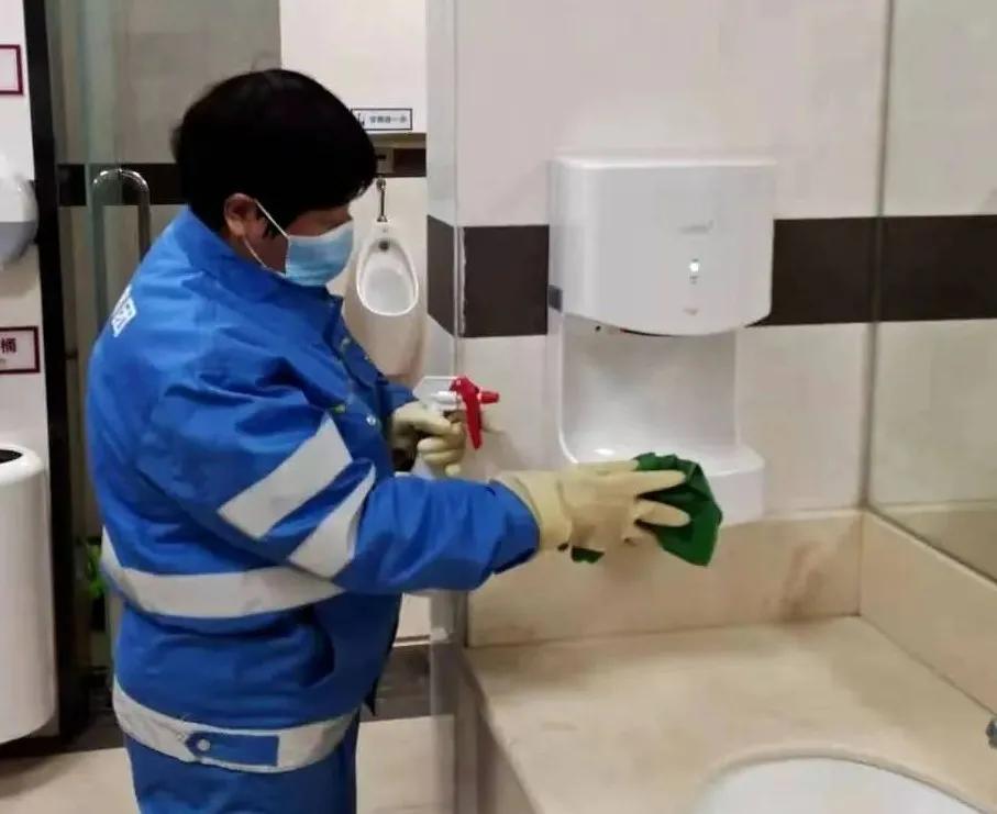 实拍！－10℃阵风7级，通州街头4000余名环卫工人在岗，消杀清扫防控疫情