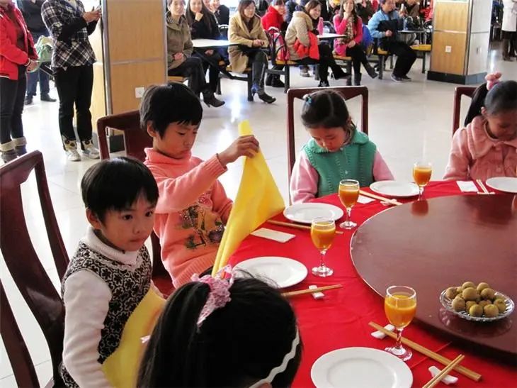 甯﹀瀛愬嚭鍘诲悆楗キ妗屼笂鐗规病鍑烘伅,楗涓婃暀鑲插皬瀛╂病鍑烘伅