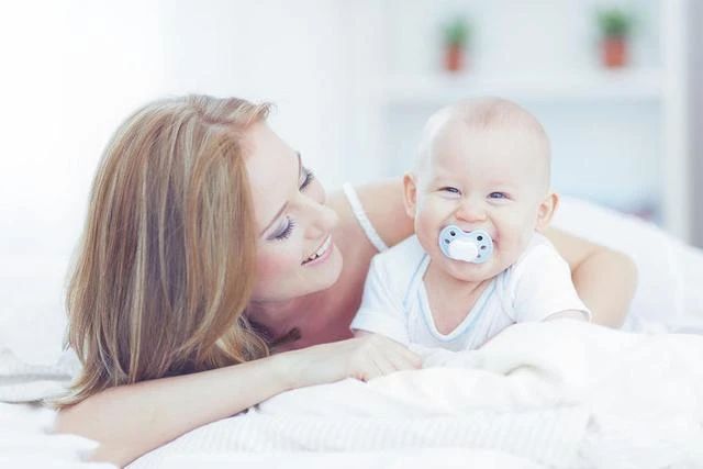 宝宝树袋断奶的方法,给宝宝断奶妈妈奶涨正确方法