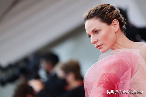 丽贝卡·弗格森沙丘剧照,丽贝卡弗格森沙丘剧照黄裙子