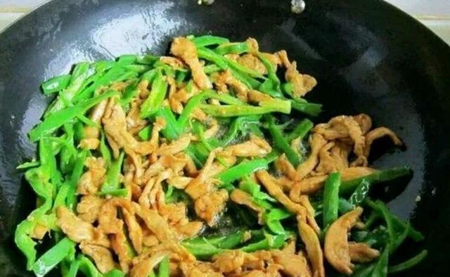 香菇炒鸡肉怎么做好吃又简单视频,炒鸡肉千万别焯水