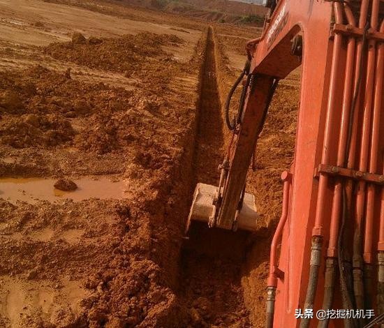 挖掘机大师级挖沟技巧,挖掘机挖沟两边放坡技巧