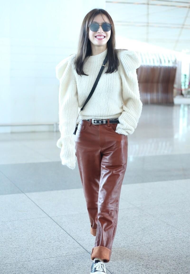 解锁冬季穿搭新方式：毛衣+皮裤，保暖又时髦，超模明星也在穿