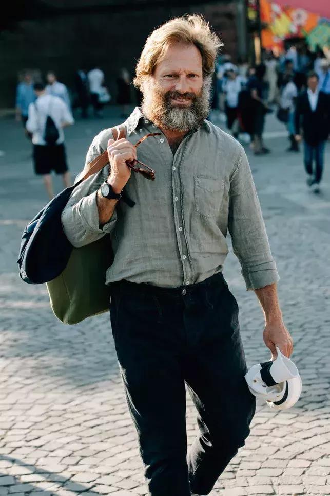 纯亚麻细布衬衫非常适合夏季穿着,白色亚麻衬衫又薄又透里面怎么穿