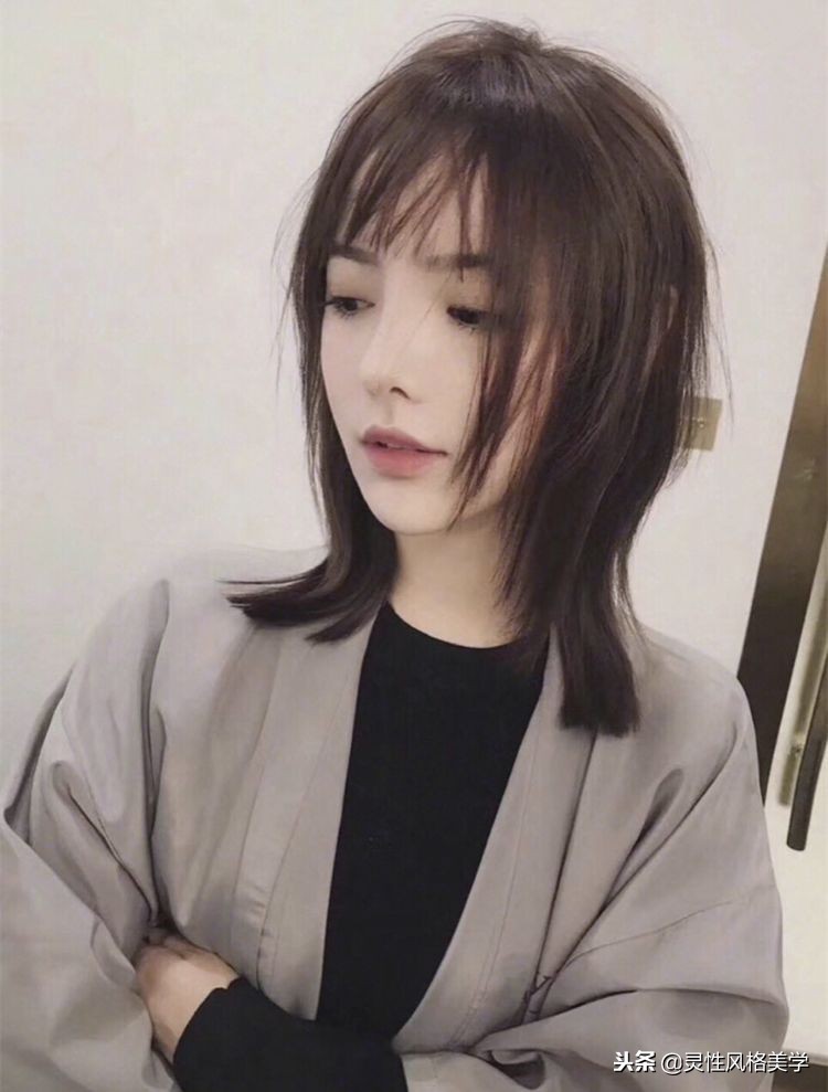 八字刘海锁骨发今年最新款发型,2022流行发型八字刘海减龄锁骨发