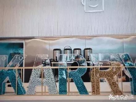 排队一小时终于吃上了火锅,我只喝王俊凯给我灌的奶茶