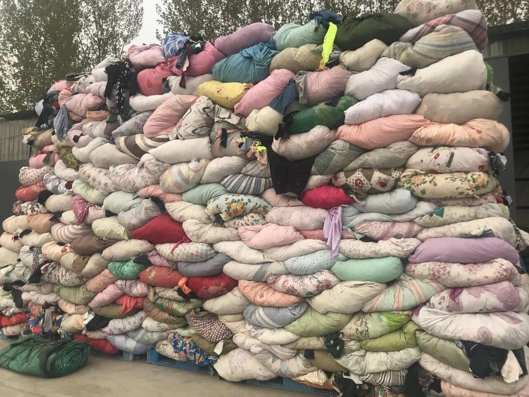 石家庄4000平米仓库里堆满了二手衣物：旧衣成吨出口非洲，在二手市场仅售几元