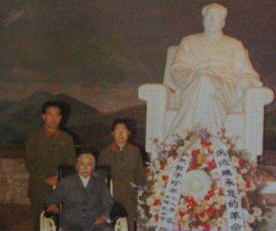 79年，*子珍贺**坐车路过*安门天**，看到毛主席挂像时直起身：开得慢点