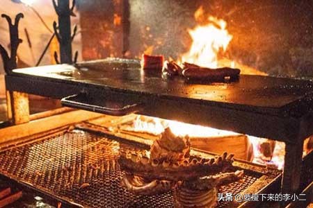 捷克网红餐厅，中国游客头顶着屋顶吃饭，生意依旧火爆