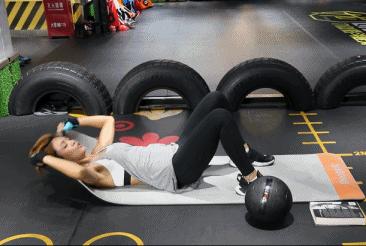 女教练魔鬼训练学员腹部,eva健身练臀教练