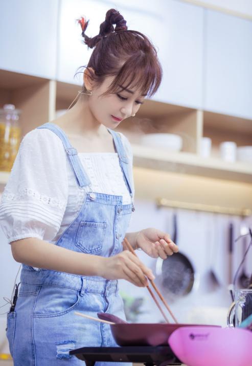 海陆好身材穿什么裙子 (海陆荷叶丝绒连衣裙)