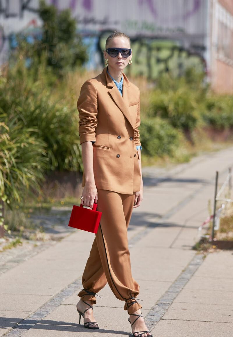 裤子太宽松显得很肥怎么办,裤子太宽松又太长怎么办