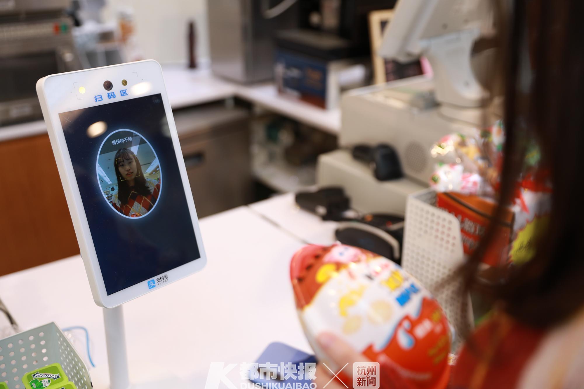 出生在西湖边的这个“伢儿”今天15岁了！杭州人的生活因它而改变