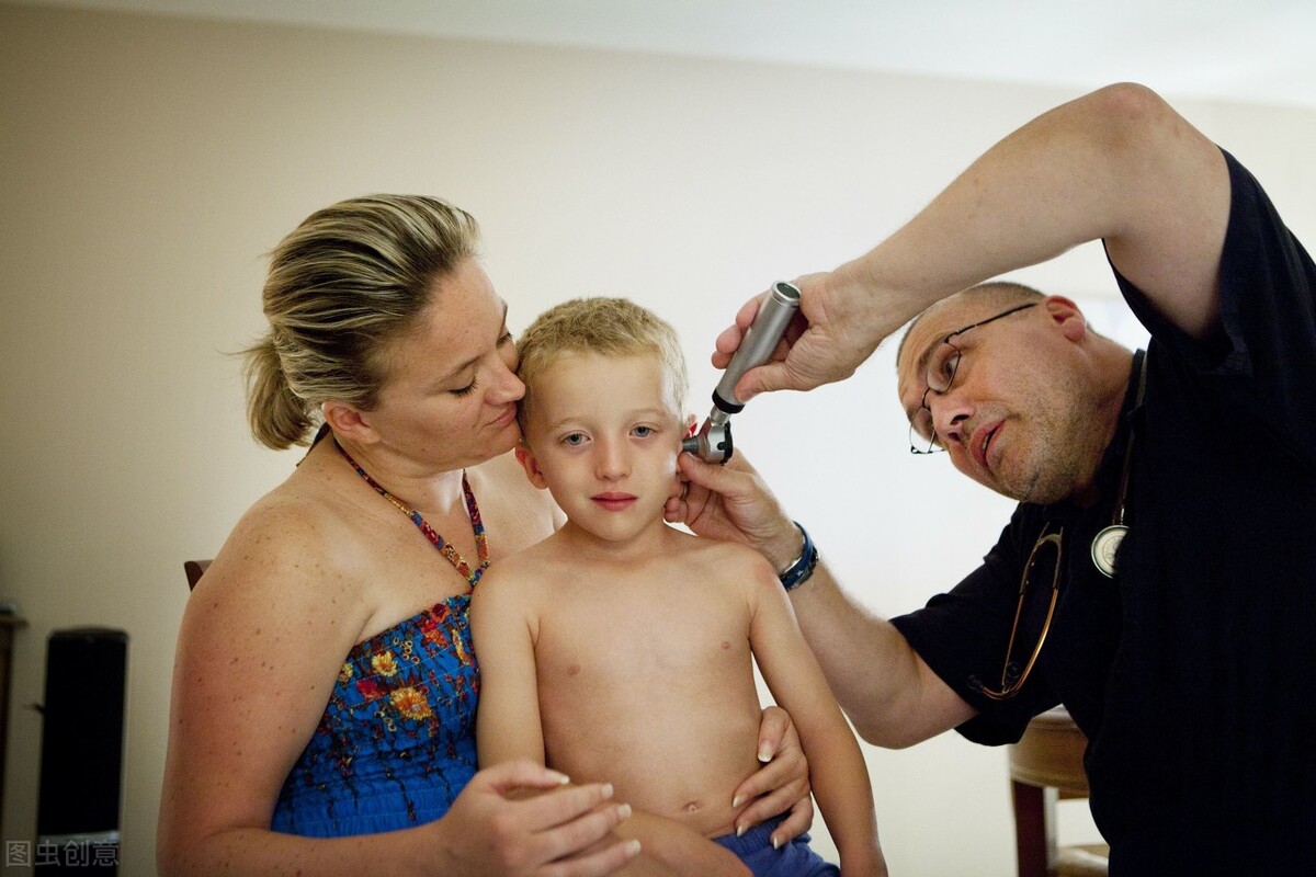 小朋友被蜱虫咬了怎么办,小孩遭蜱虫咬爸爸抱小孩进医院