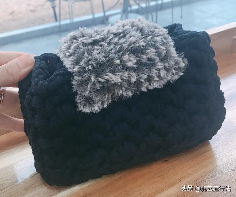 手工钩针编织手提包成品,钩针编织时尚又漂亮的女生手提包