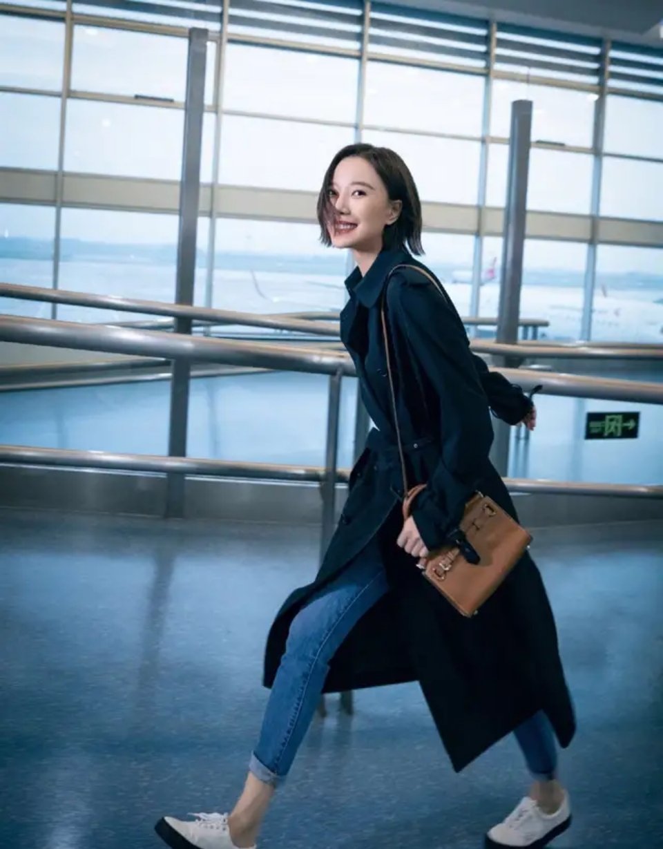 秋季搭风衣穿的鞋子,深蓝色风衣怎么搭配裤子和鞋子