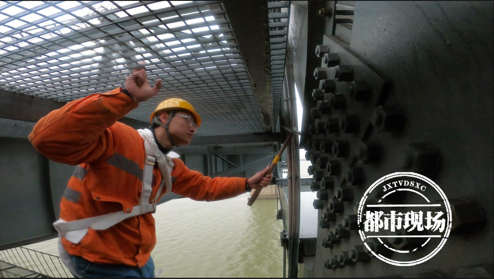 九江：他们工作时，脚下是惊涛骇浪，头顶常有列车驶过