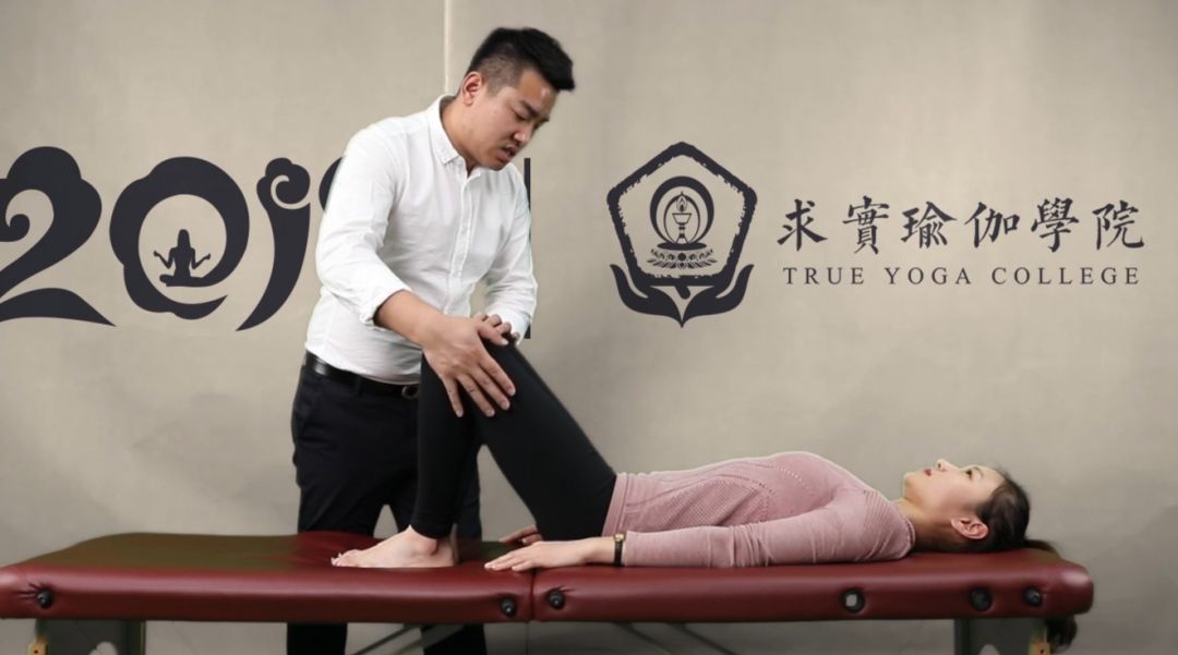 瑜伽前屈不会转动骨盆怎么办,瑜伽前屈时臀部疼是怎么回事