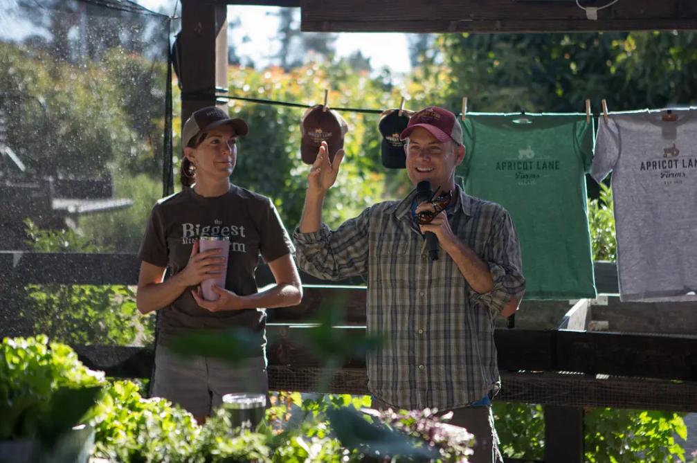 十年前，一对美国夫妻为了流浪狗买下1200亩的荒地，现在年入千万