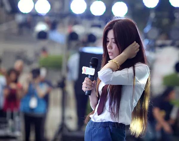 鹿晗*用御**词作者上浪姐，被黄圣依无视还被万茜认错，网友：没眼光