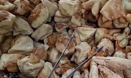 大妈卖暴利小吃2元成本卖20元,6旬大妈摆摊卖小吃一天卖300份