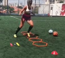 内马尔踢女足,小姐姐踢足球完整视频