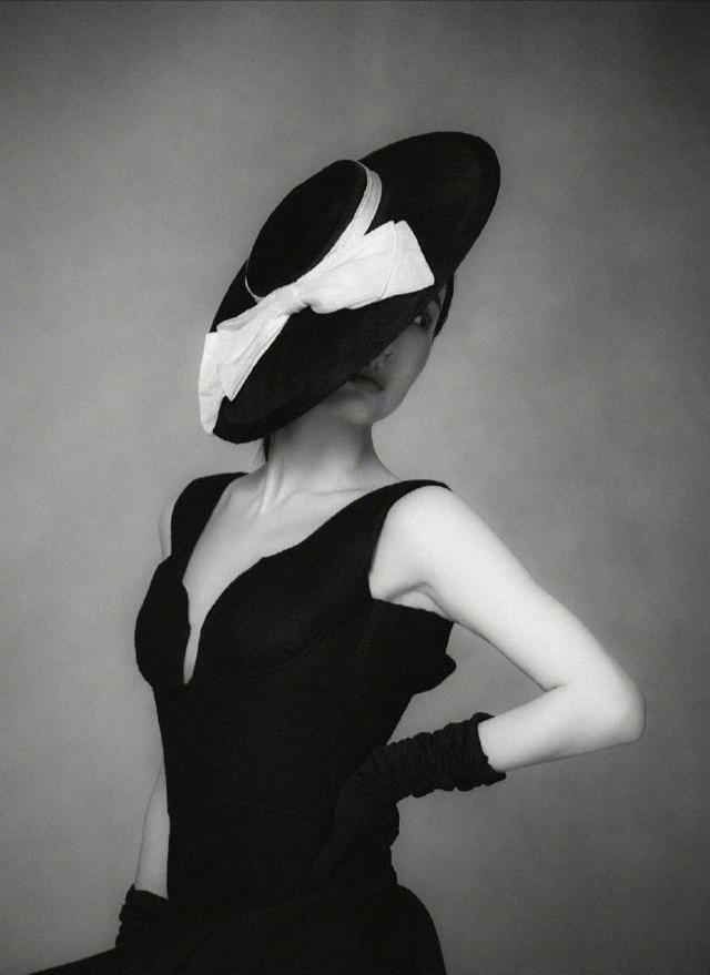 吴昕金属光泽吊带裙时髦,吴昕黑色衬衫高腰短发