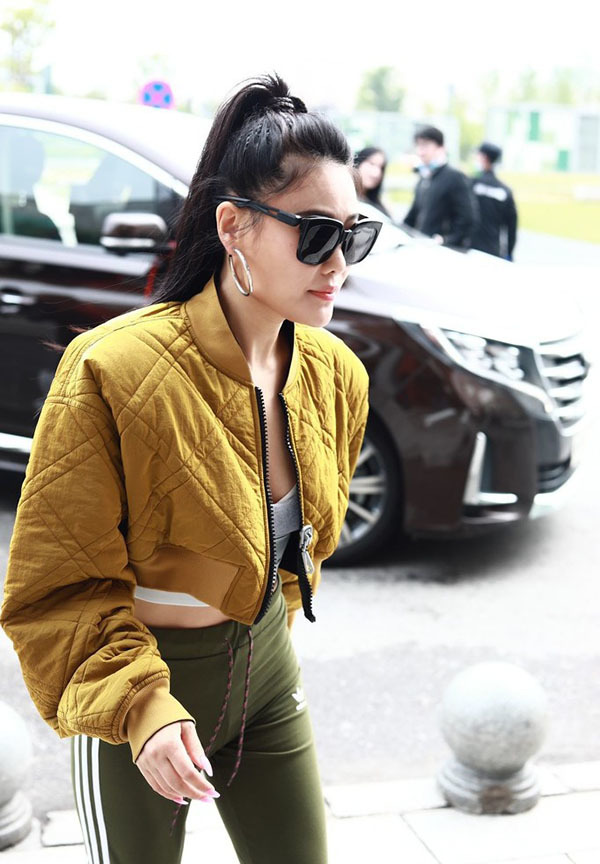 袁娅维身材丰满又敢穿，运动裤配白色长筒靴，冲天辫搭细腰好撩人