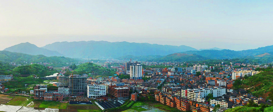 重庆巫山县地形最平坦的镇，和奉节接壤，场镇规模居县内前茅