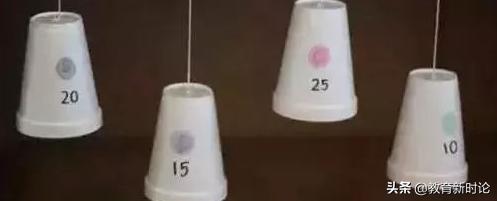 宝宝宅家太久，背上书包想出去玩，他拉铁门的样子，看起来很失望