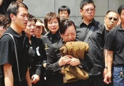 罗京去世后妻子和儿子的现状,罗京去世13年妻子改嫁富商