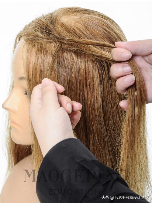 不会编发也可以扎的披肩发,披肩发怎么扎古风发辫