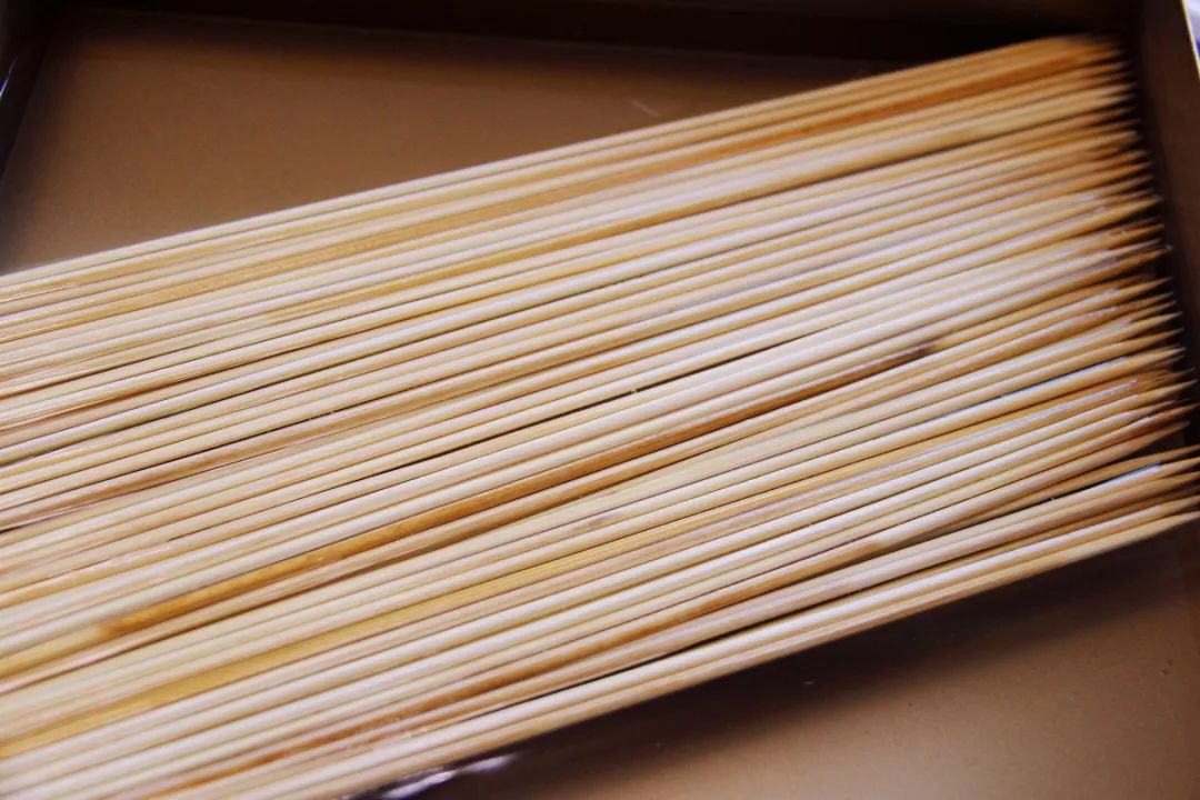 在家自制烧烤邻居家小孩都馋哭了,自己做辣条隔壁小孩都馋哭了