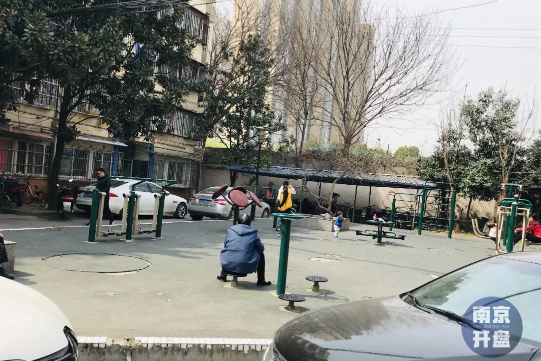 南京虹悦城附近房价,一路之隔房价差2万