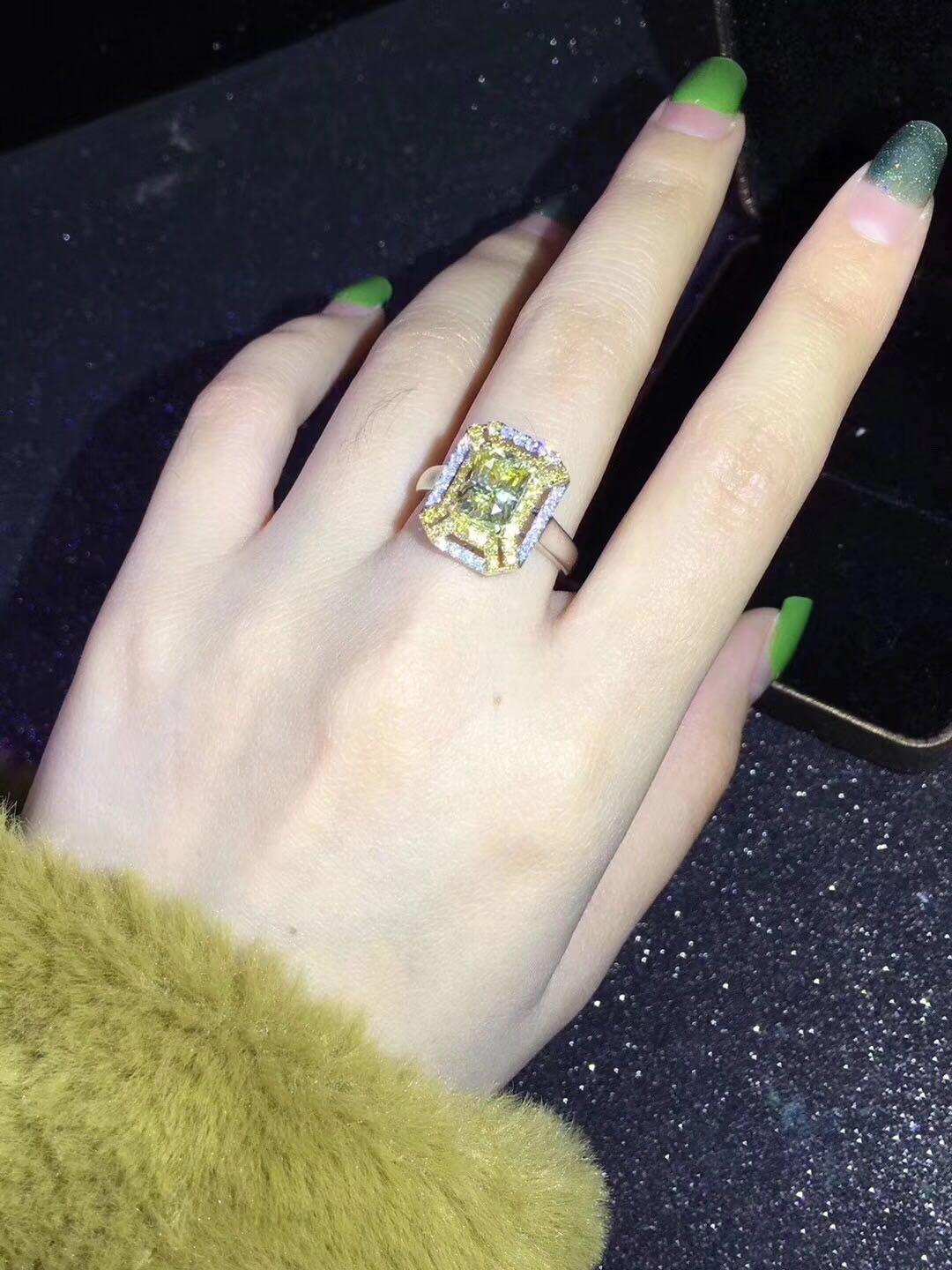 钻戒什么款式戴着实用女,结婚钻戒的选择如何做到省钱实惠