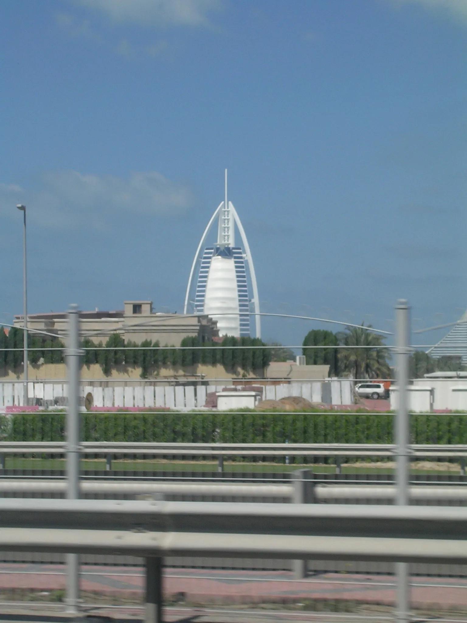 作为奢华代名词的迪拜,迪拜与香港对比