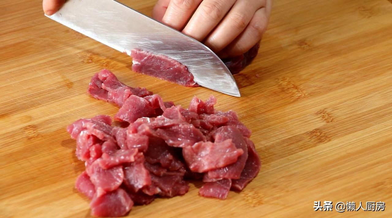 这是牛肉汤的懒人做法，肉嫩无腥味，好喝不油腻，味道香