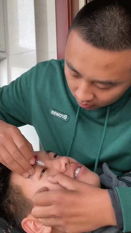 搞笑gif，哥们梦中初吻被狗子夺走了！实在没忍住笑