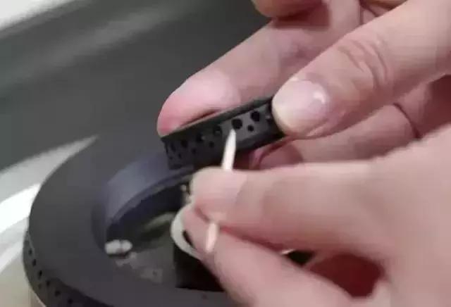 老式煤气灶打不燃怎么解决,煤气灶很费电池原因和处理方法