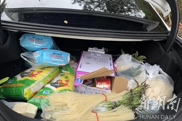 疫情当前,她们变身送菜队、厨娘、代购员、无人机女飞手……