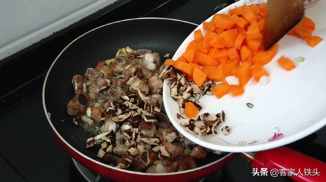 排骨怎么用电饭锅炖好吃,电饭锅焖排骨的家常做法孩子爱吃