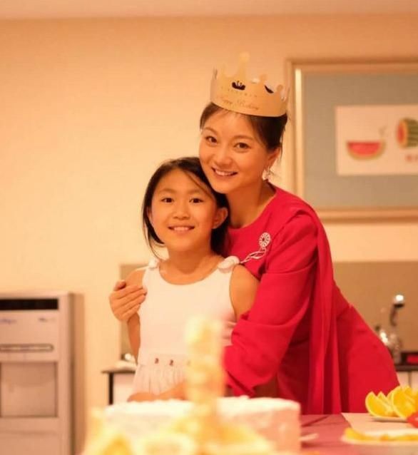 陈婷比张艺谋小多少岁,陈婷多少岁给张艺谋生孩子