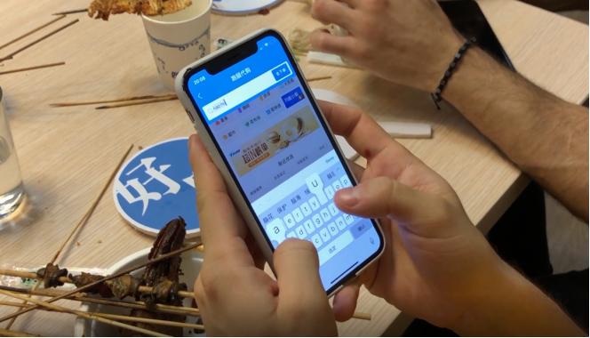 从拒绝到真香！外国人体验中国重口味宵夜，场面爆笑