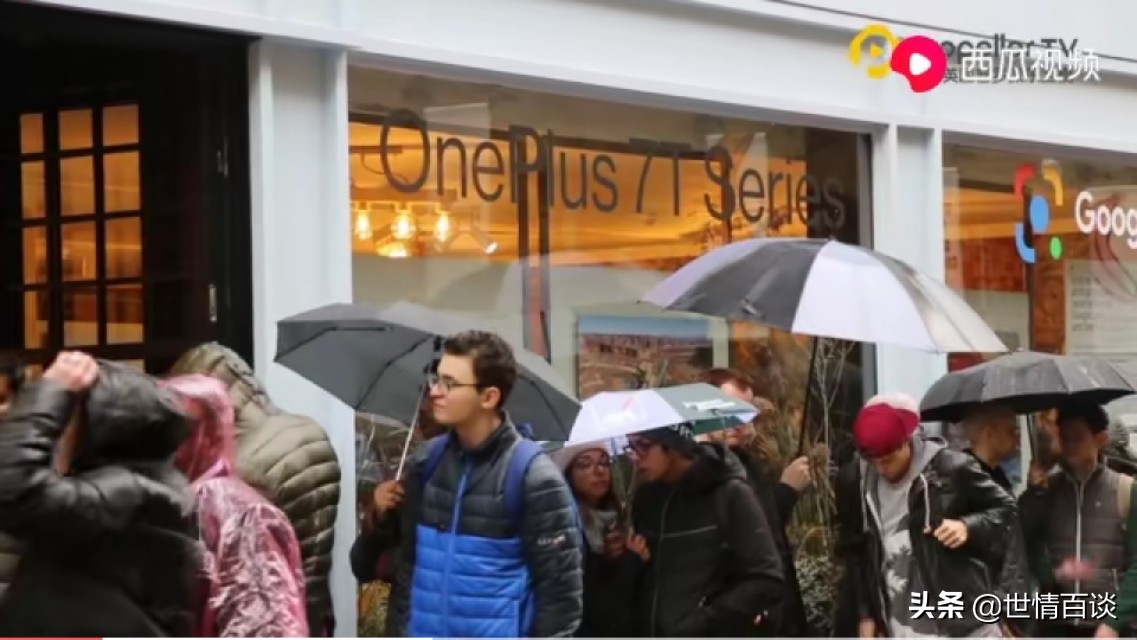 伦敦市民抢购促销品 (伦敦排队抢购促销品)