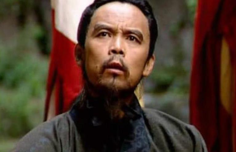 庞统投靠刘备见孔明,庞统临死前说主公被孔明迷惑