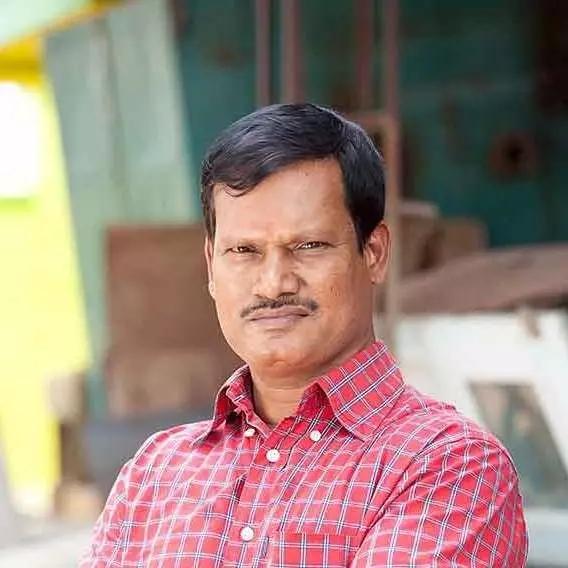 为解决妇女生理问题，男子穿带血卫生巾走上街头，却惨遭妻子离婚