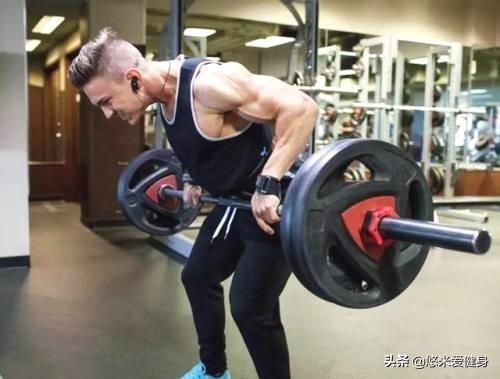 如何训练背部肌肉背阔肌无器械,背部训练主要刺激背阔肌的动作