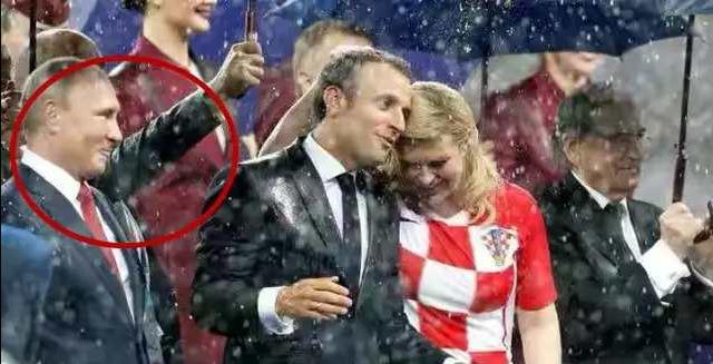 马克龙和普京的恩爱瞬间 (马克龙和普京甜蜜瞬间)